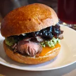Sandwich cu muschi de vita cu avocado si ceapa caramelizata