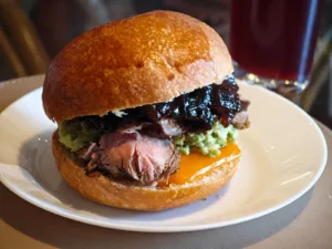 Sandwich cu muschi de vita cu avocado si ceapa caramelizata