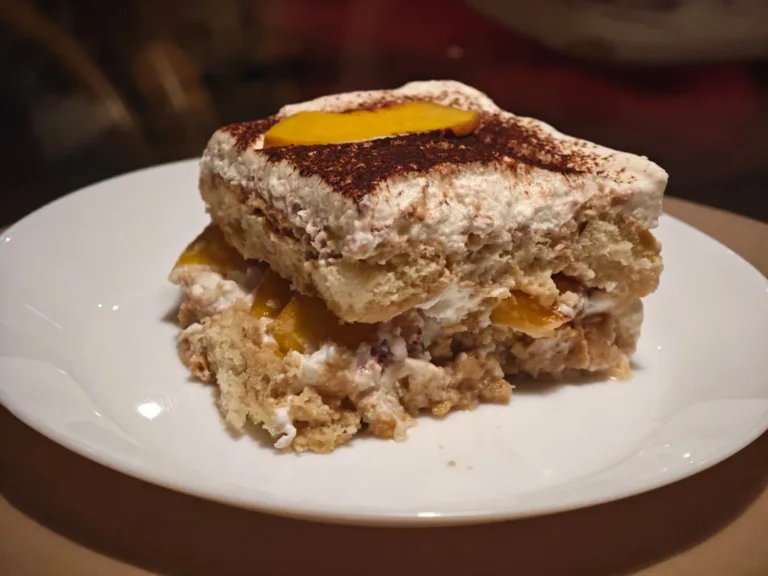 Tiramisu cu piersici