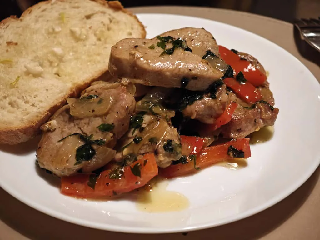 Muschiulet de porc cu patrunjel si unt la tigaie