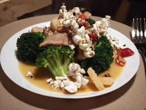 Pui cu brocoli si popcorn