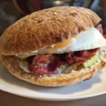 Sandwich cu ou, bacon si avocado