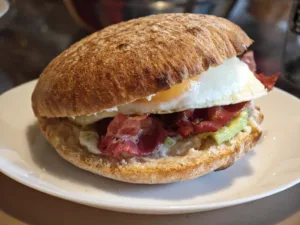 Sandwich cu ou, bacon si avocado