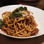 Spaghetti cu carne fierte in suc de rosii
