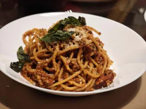 Spaghetti cu carne fierte in suc de rosii