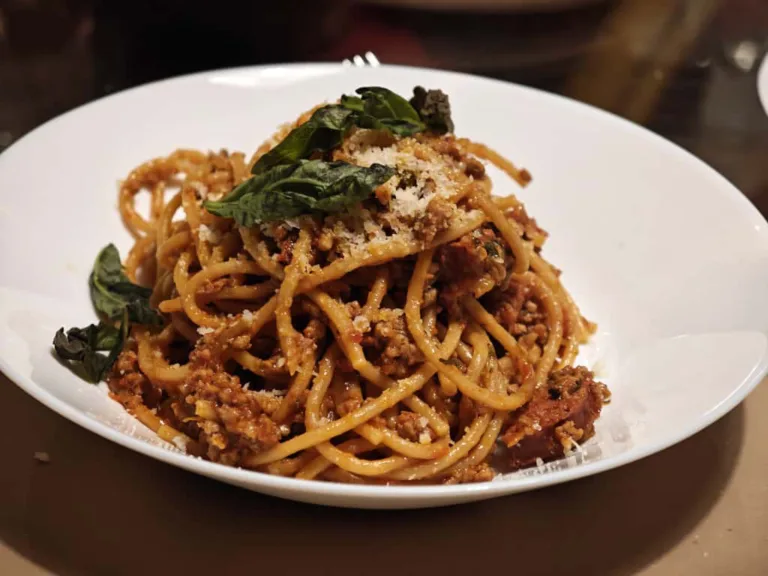 Spaghetti cu carne fierte in suc de rosii