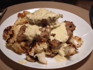 Muschiulet de porc cu conopida si sos curry