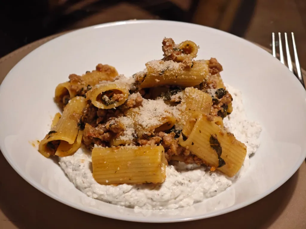 Rigatoni ragu di maiale e ricotta