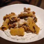 Rigatoni ragu di maiale e ricotta