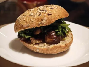 Sandwich cu ciuperci, bacon si salata