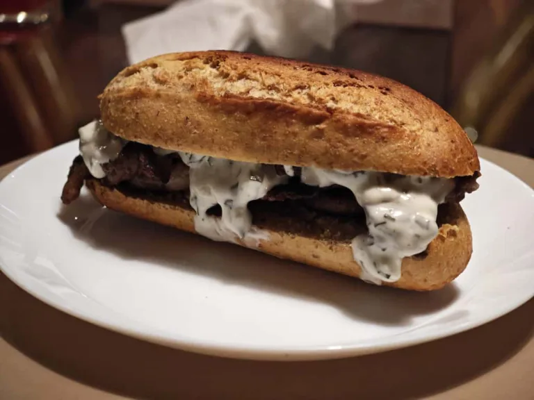 Sandwich cu vita si maioneza