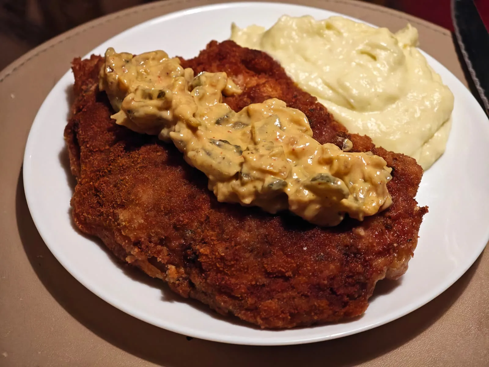 Snitel de porc cu sos de mustar