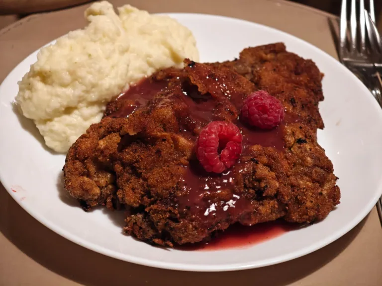 Snitel vienez cu sos de zmeura