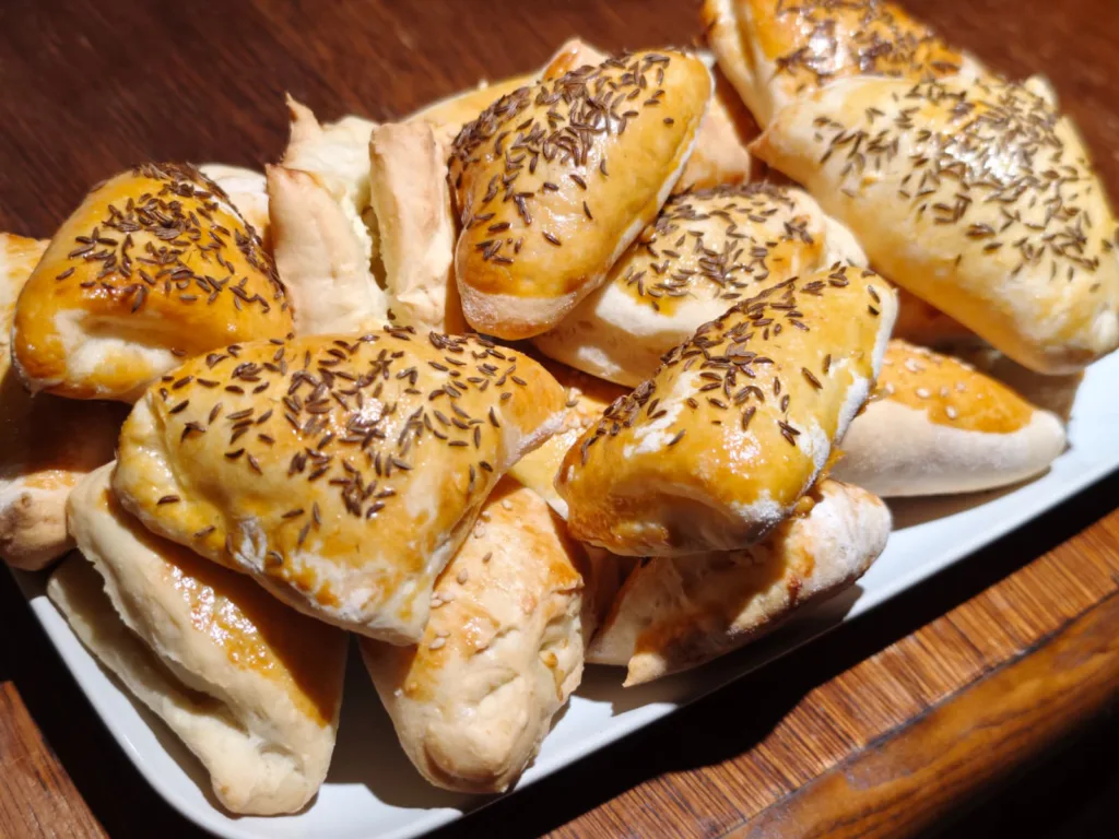 Pateuri cu branza cu aluat dospit