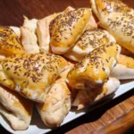 Pateuri cu branza cu aluat dospit