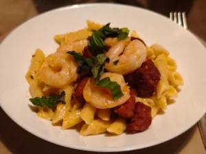 Penne con gamberi e salsiccia