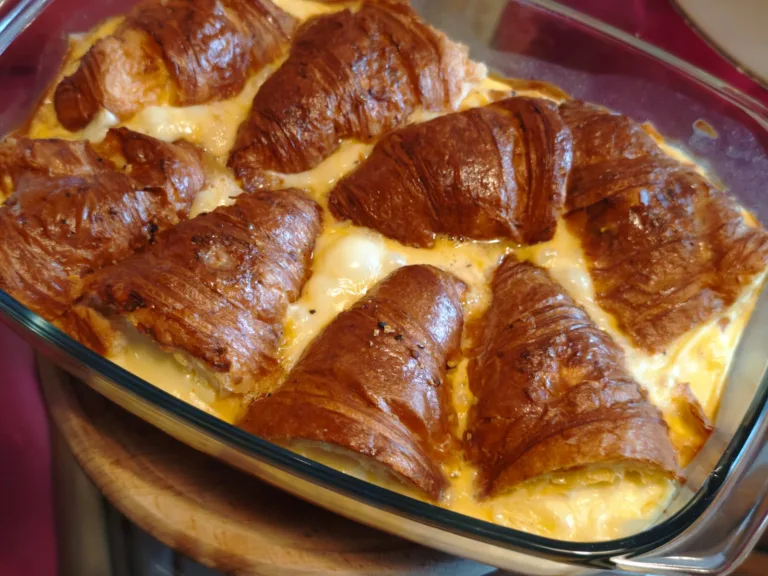 Croissant umplut la cuptor