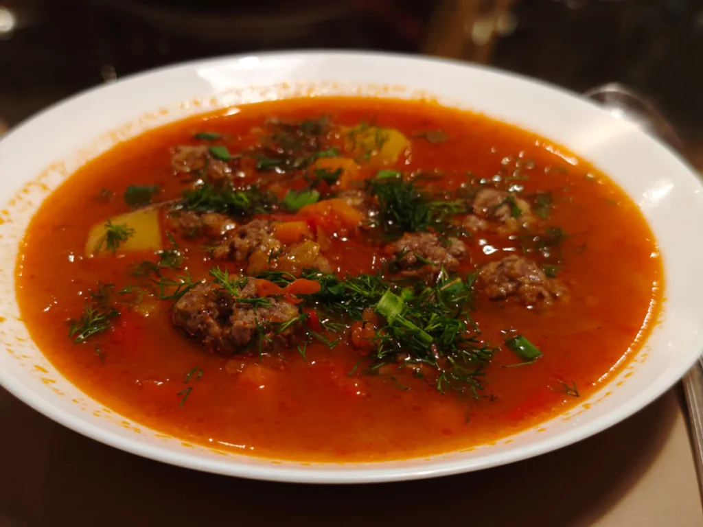 Supa gulas cu chiftelute