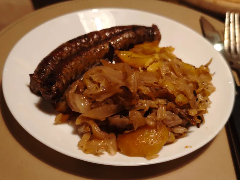 Varza nemteasca cu cartofi si carnati