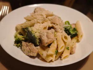 penne con pollo e broccoli