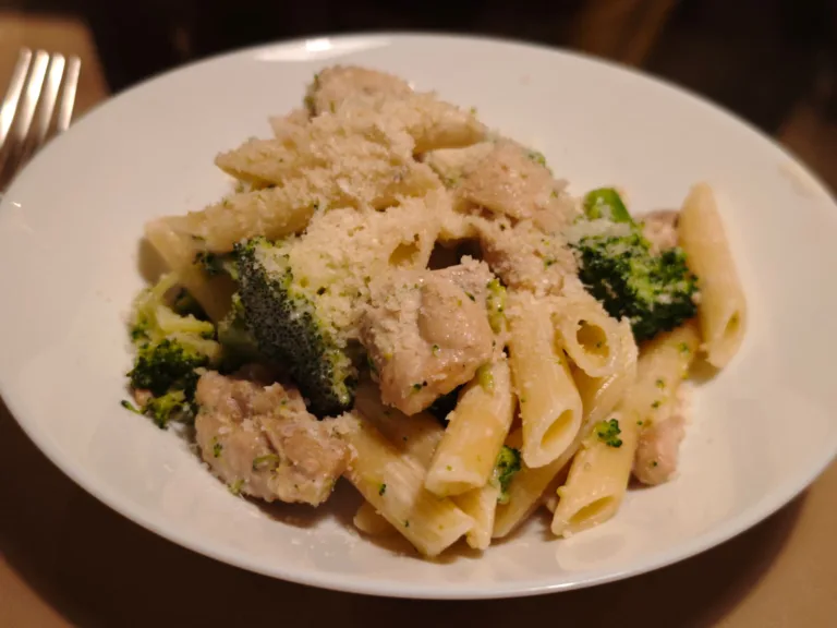 penne con pollo e broccoli