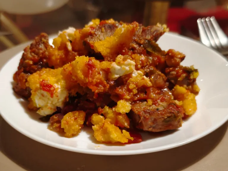 Berbecut cu mamaliga la cuptor