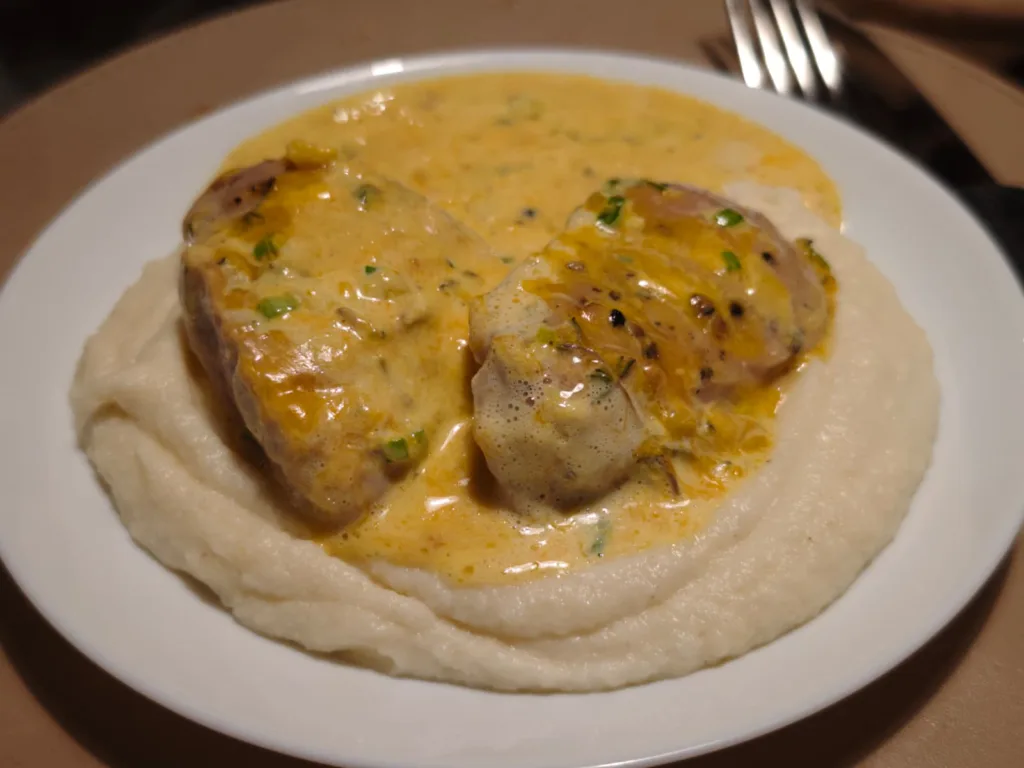 Muschiulet de porc cu sos cheddar