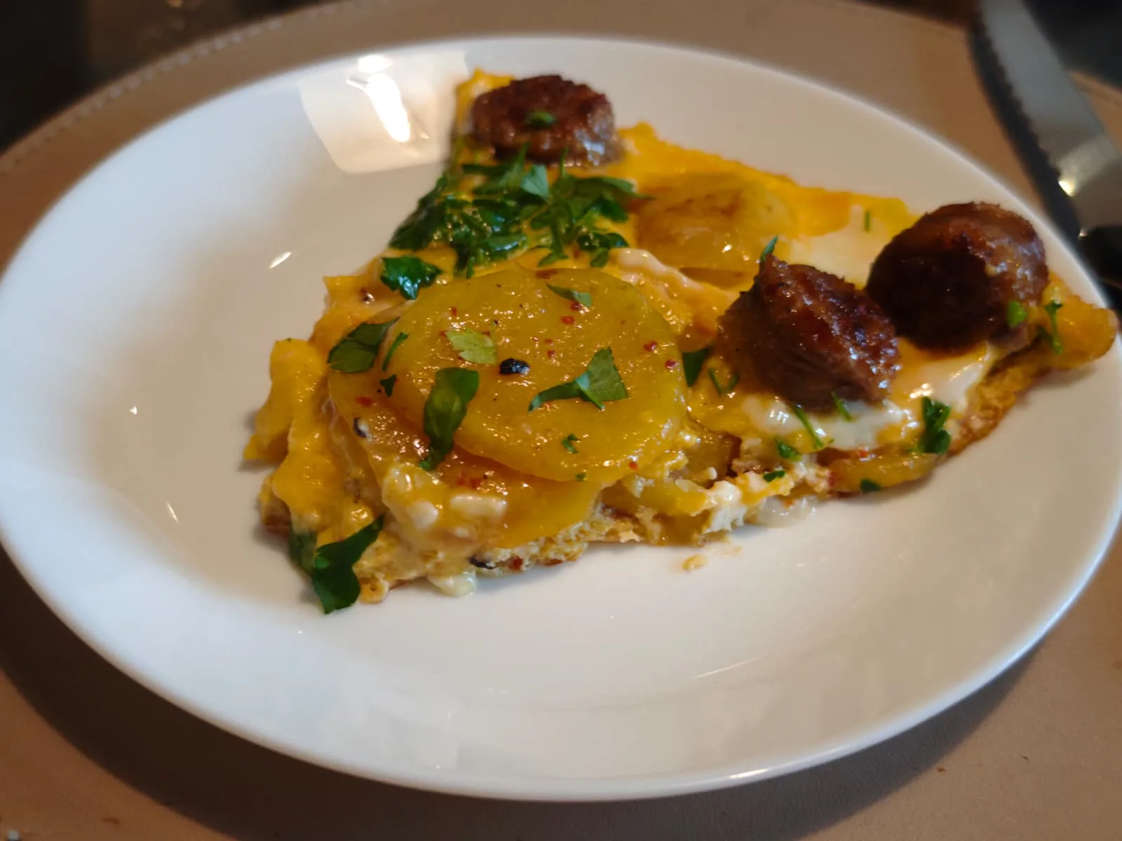 Oua cu cartofi si carnati