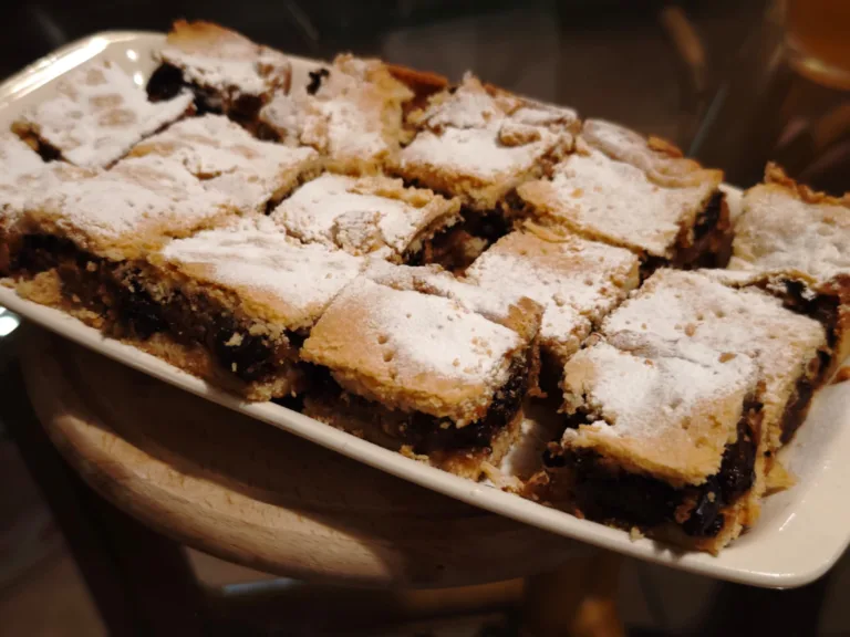 Placinta cu mere si prune uscate