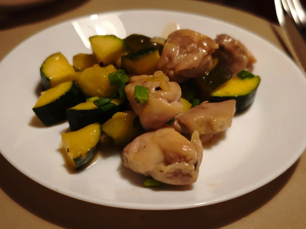 Pui cu zucchini si sos de miere cu usturoi