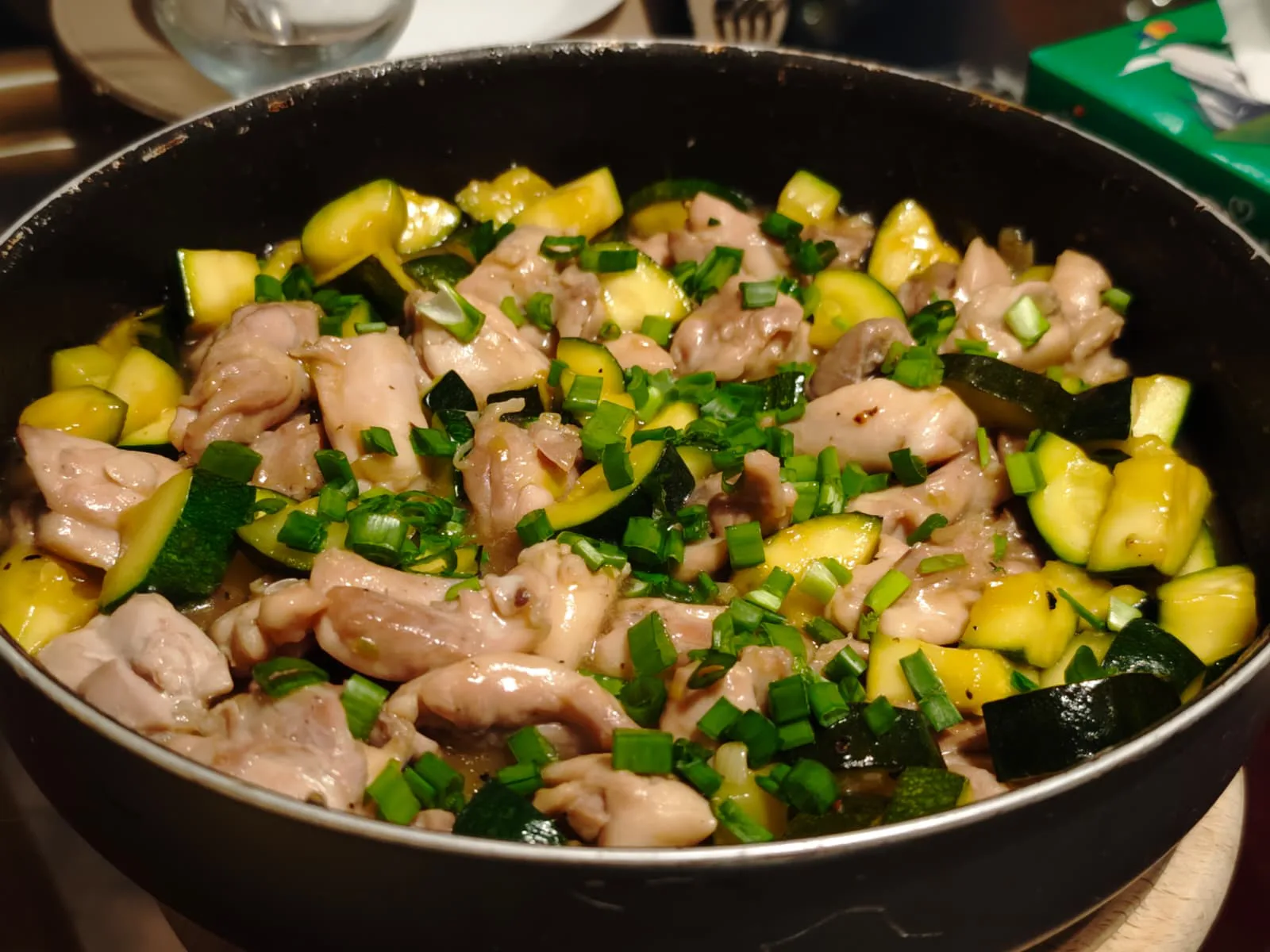 Pui cu zucchini si sos de miere cu usturoi