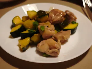 Pui cu zucchini si sos de miere cu usturoi