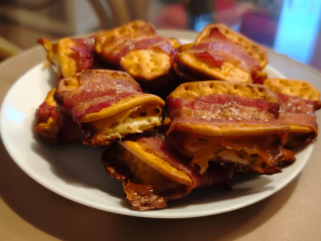 Biscuiti cu bacon, mozarella si jalapeno