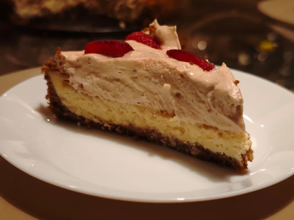 Cheesecake de ciocolata alba cu spuma de capsuni