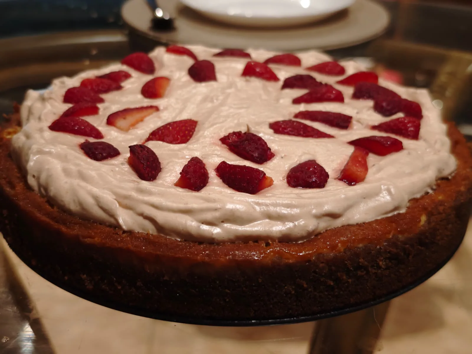 Cheesecake de ciocolata alba cu spuma de capsuni