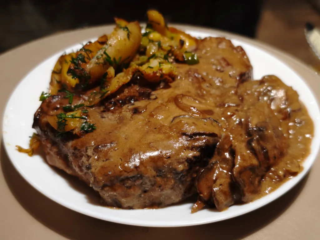 Cotlete de porc cu sos de ciuperci