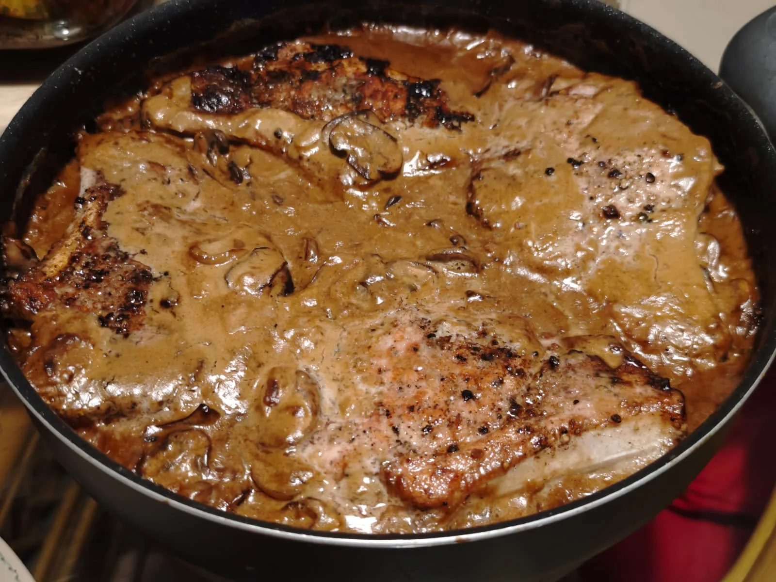 Cotlete de porc cu sos de ciuperci