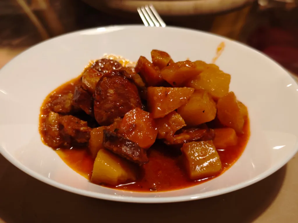 Gulas cu carnati