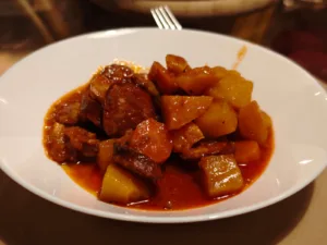 Gulas cu carnati
