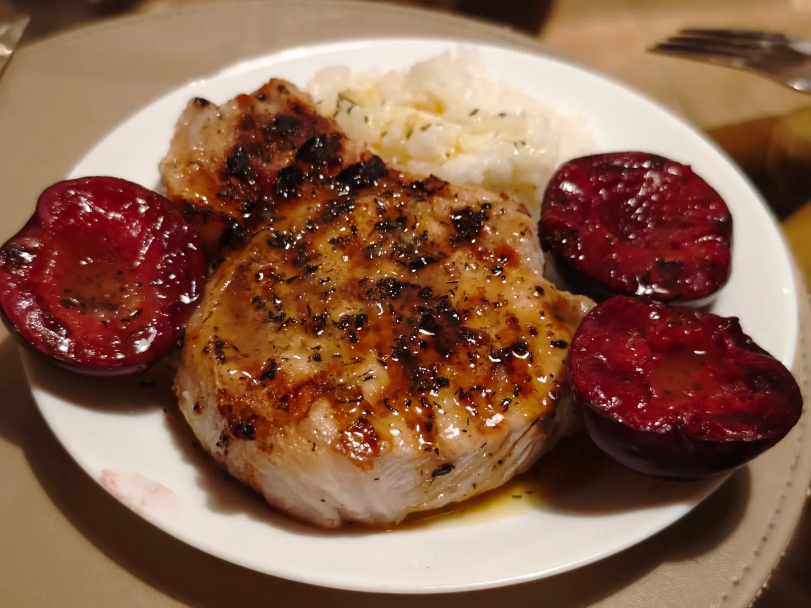 Cotlet de Porc cu Prune si Sos de Ghimbir