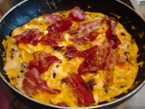 Omleta cu bacon si branza de burduf