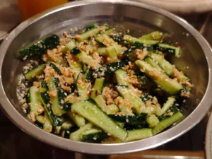 Salata de castraveti cu alune