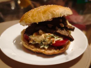 Sandwich cu muschi de vita si varza