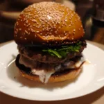 Burger cu crema de branza si afine