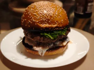 Burger cu crema de branza si afine
