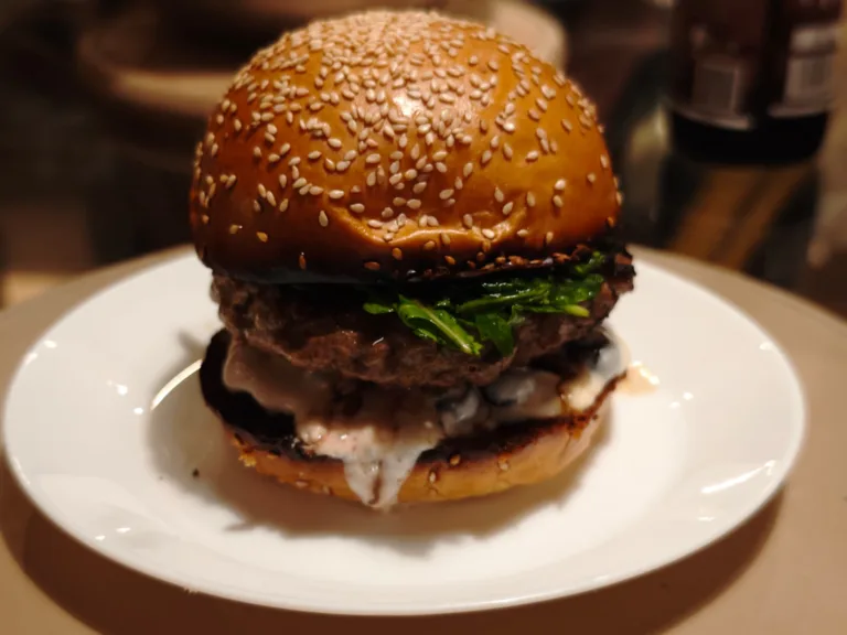 Burger cu crema de branza si afine