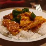 Pui cu carnati si sos cajun