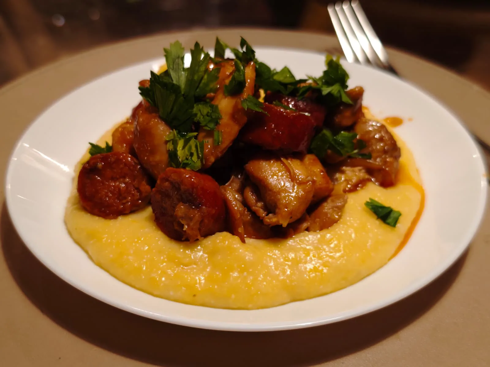 Pui cu chorizo in sos de vin