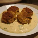 Chiftele de somon cu sos de smantana si cheddar