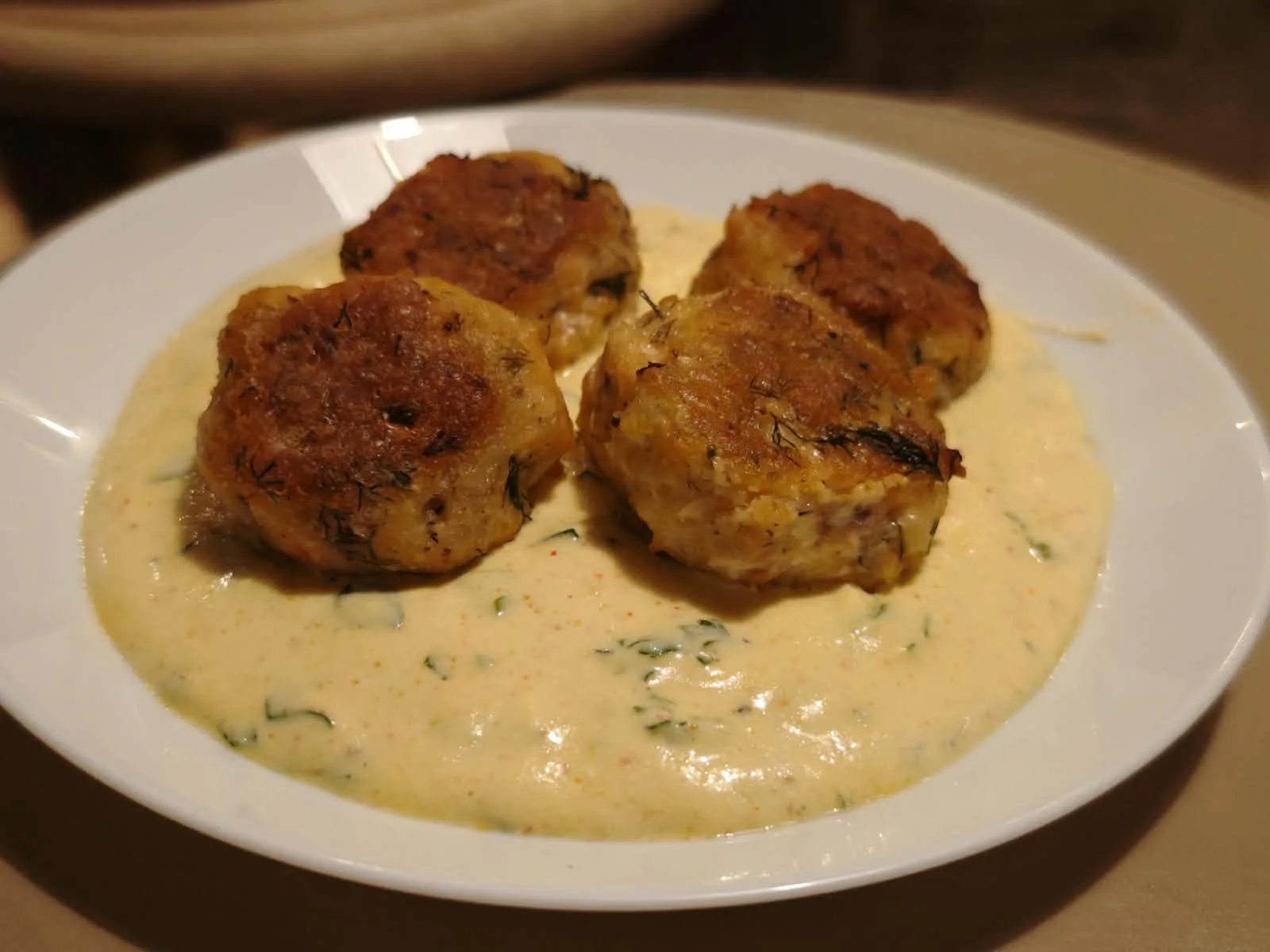 Chiftele de somon cu sos de smantana si cheddar